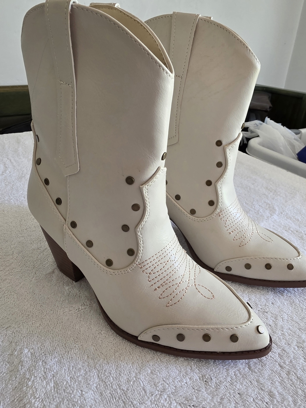 NWOT Qupid x Windsor Country Vibes Studded White Western Booties